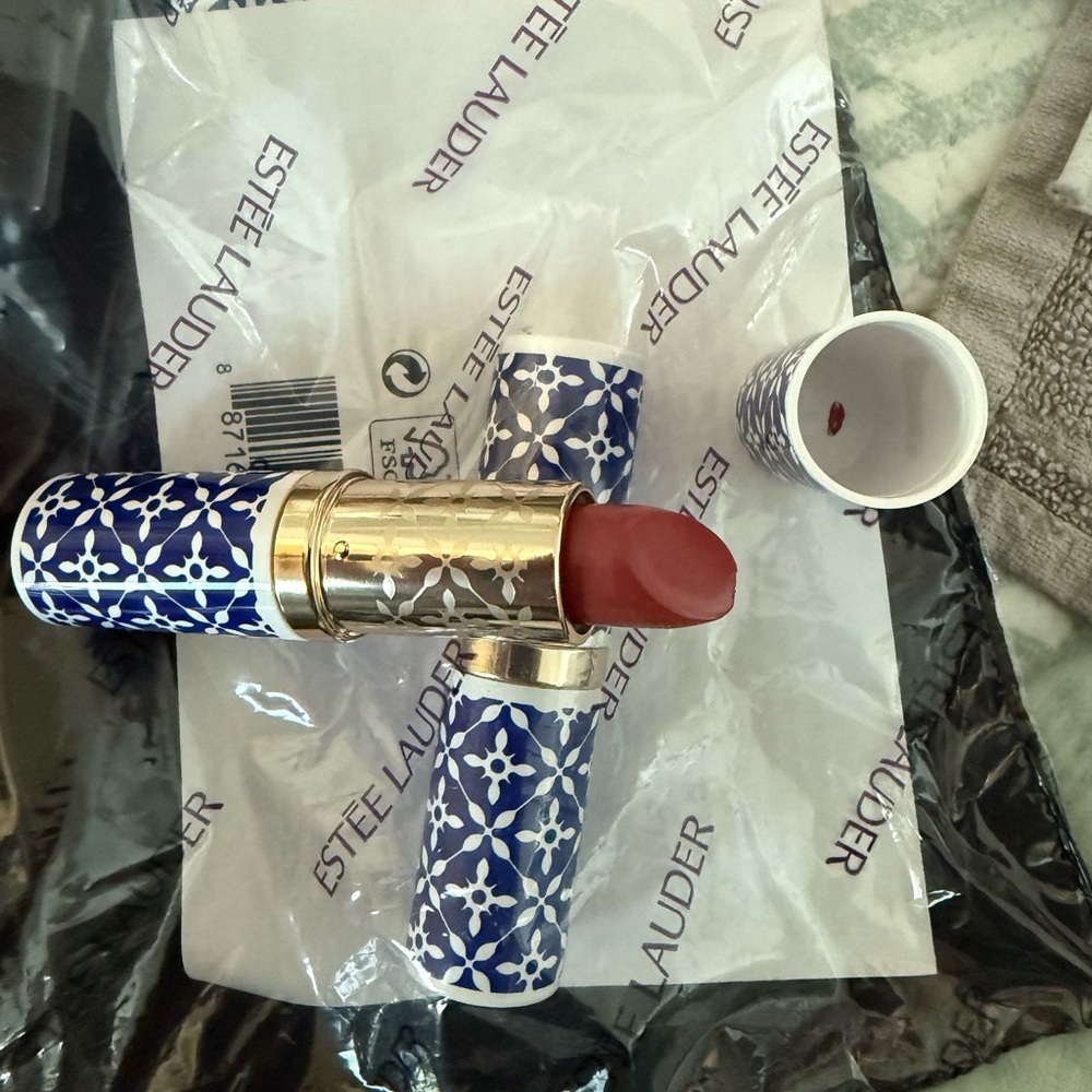 🌝20% NEW Limited Edition Estée Lauder lipstick in Blushing Rose